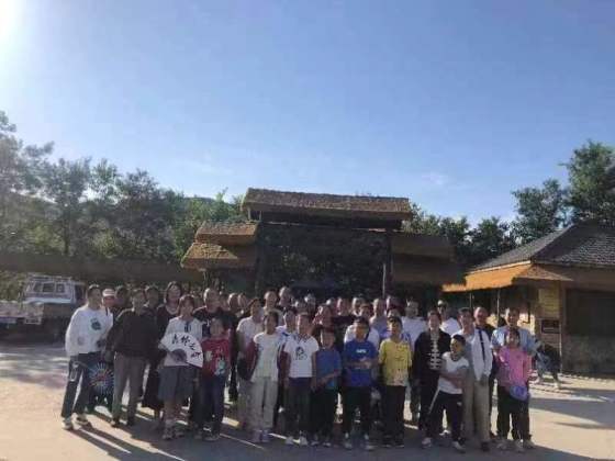 九游屋顶晨操沐浴清新空气，开启一天活力新体验
